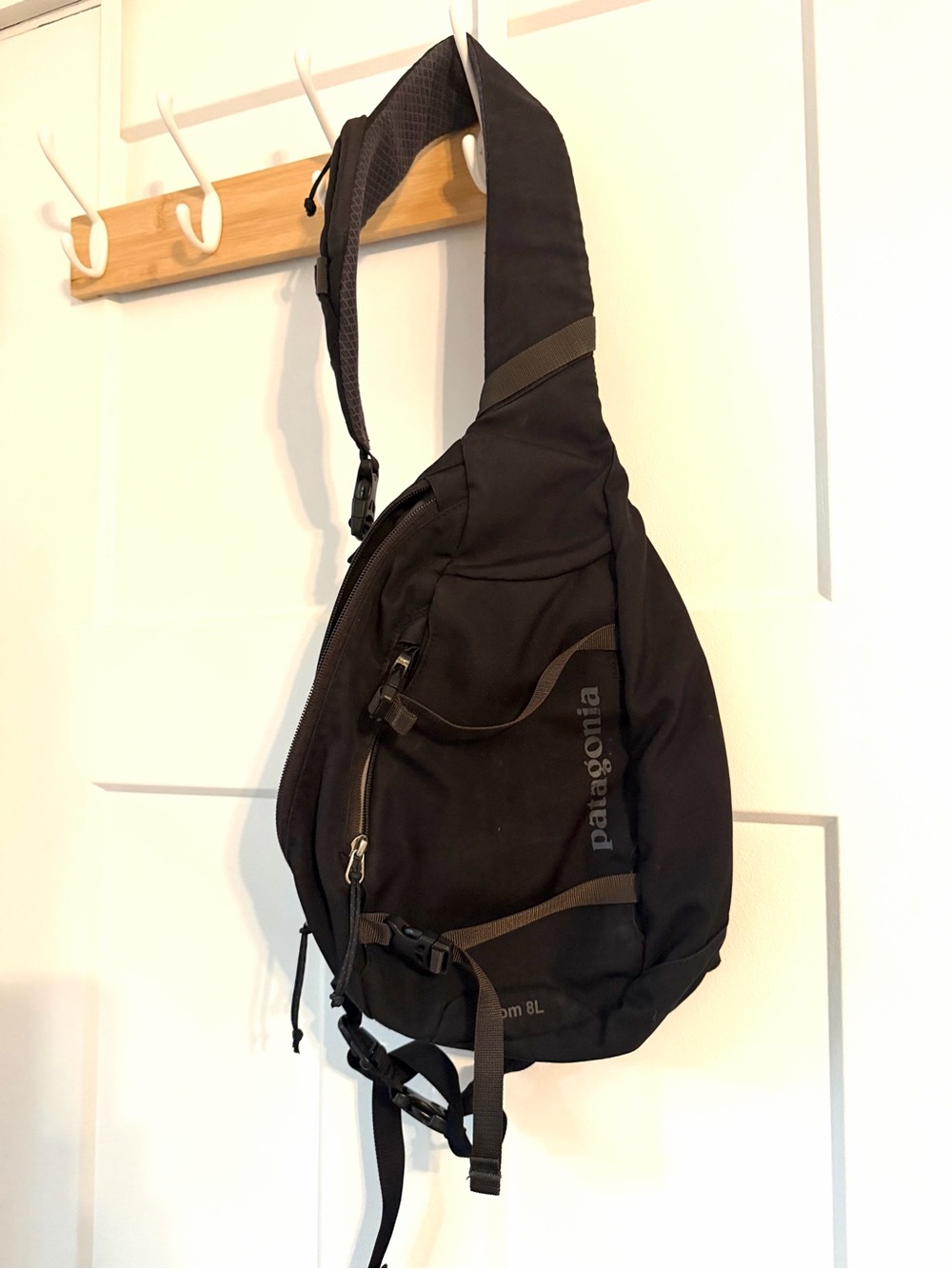 Patagonia black sling pack with gray accents . Atom sling bag black